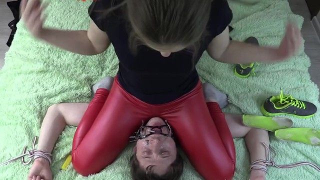 Spitting cuties umano posacenere petto seduto femdom giovanile amazon boot fetish